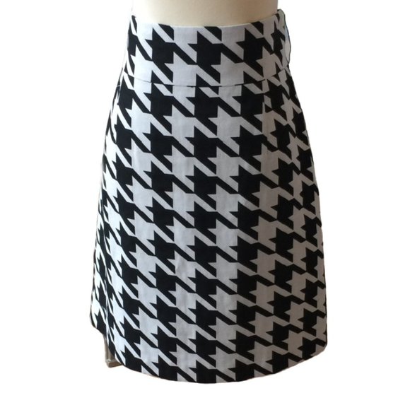 ANTONIO MELANI Dresses & Skirts - Antonio Melani B/W Zig Zag Skirt 6